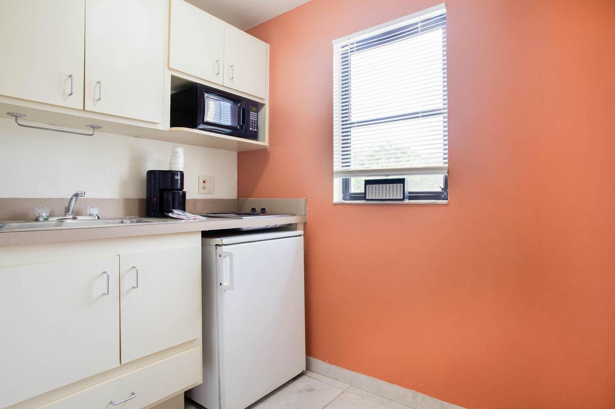 Oyo Waterfront Hotel- Myers, Fl 2*