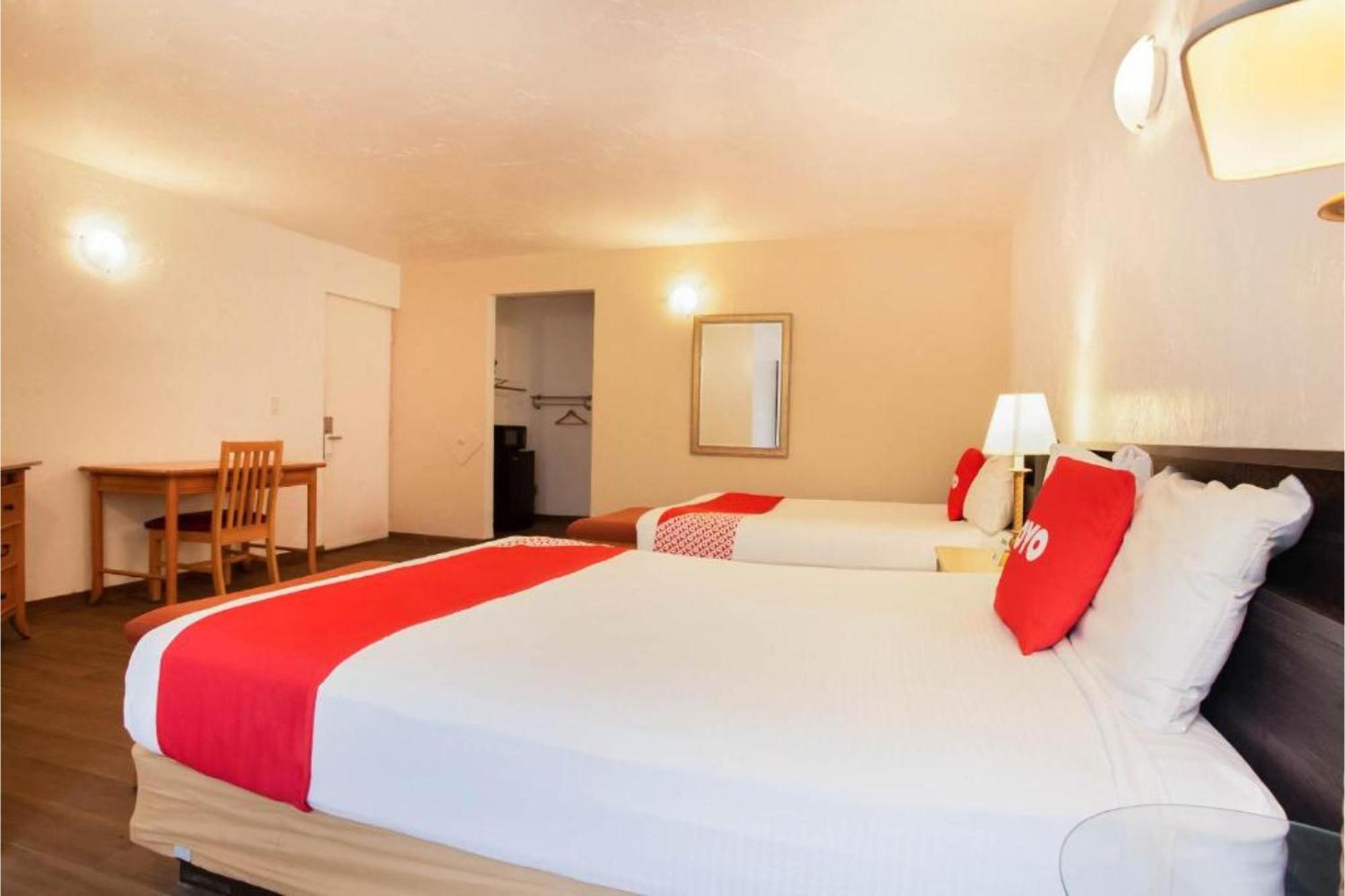 Hotel Oyo Waterfront Hotel- Myers, Fl 2*