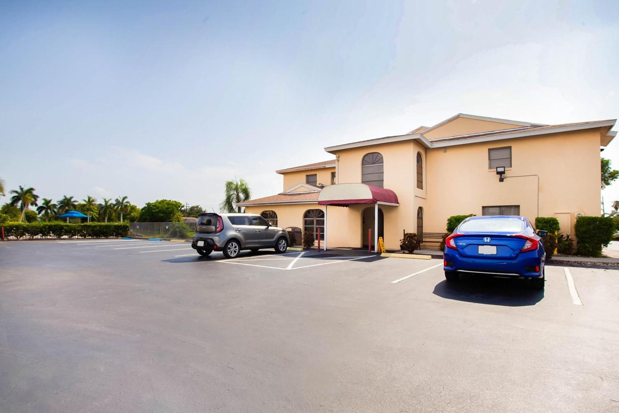 Oyo Waterfront Hotel- Myers, Fl
