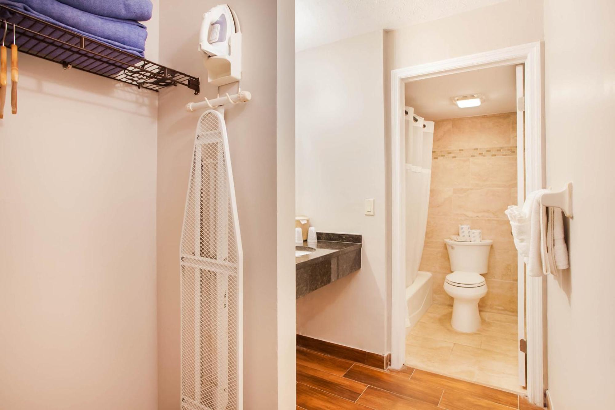 Oyo Waterfront Hotel- Myers, Fl 2*