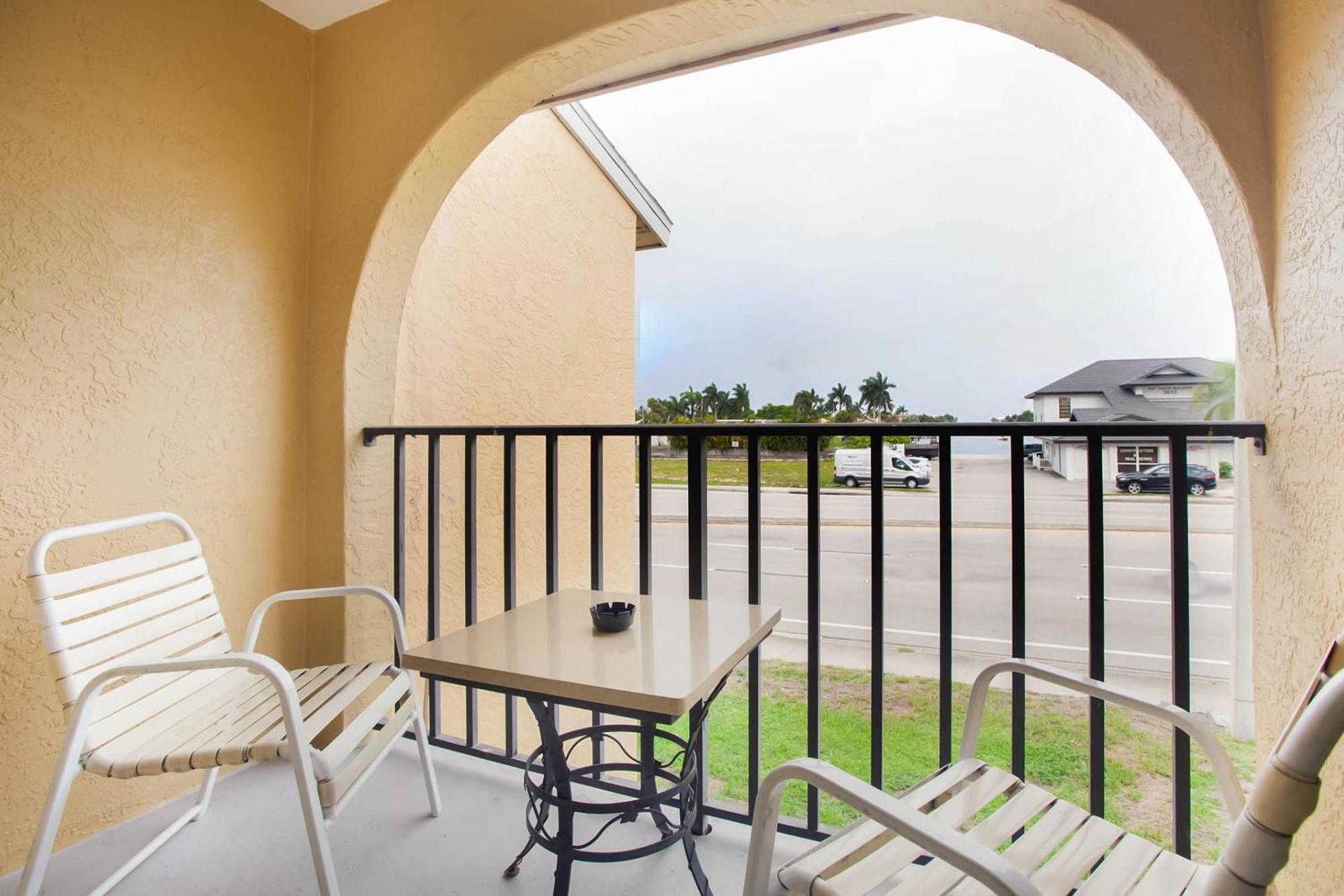 Oyo Waterfront Hotel- Myers, Fl