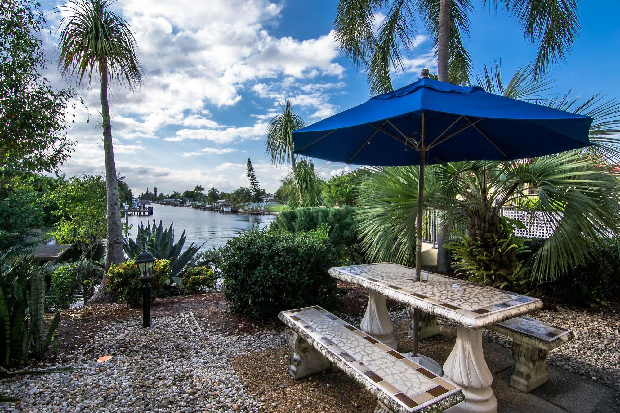 Oyo Waterfront Hotel- Myers, Fl